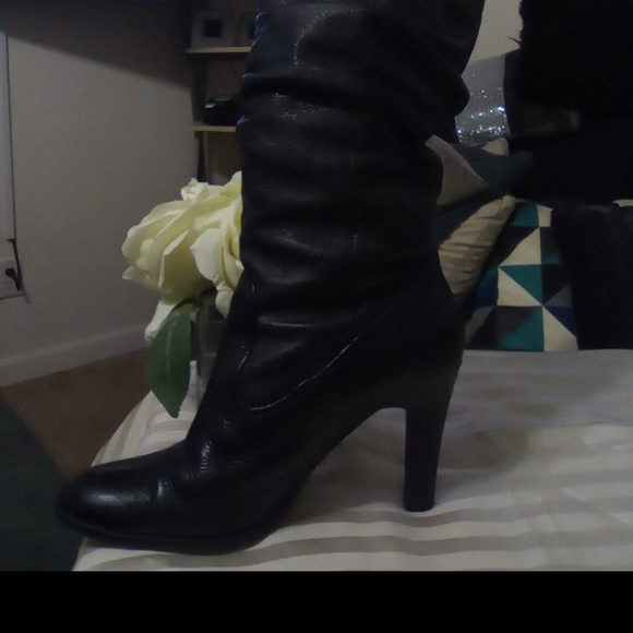 Shoes - Picture 3 of 7